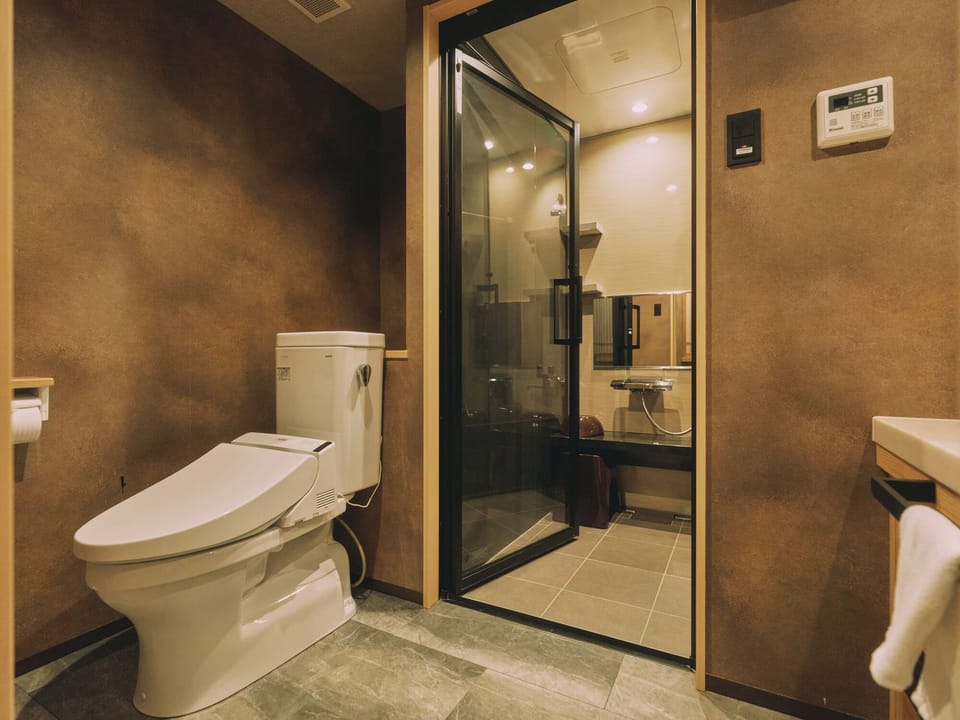 Family Suite | Bathroom | Hair dryer, towels, soap, shampoo