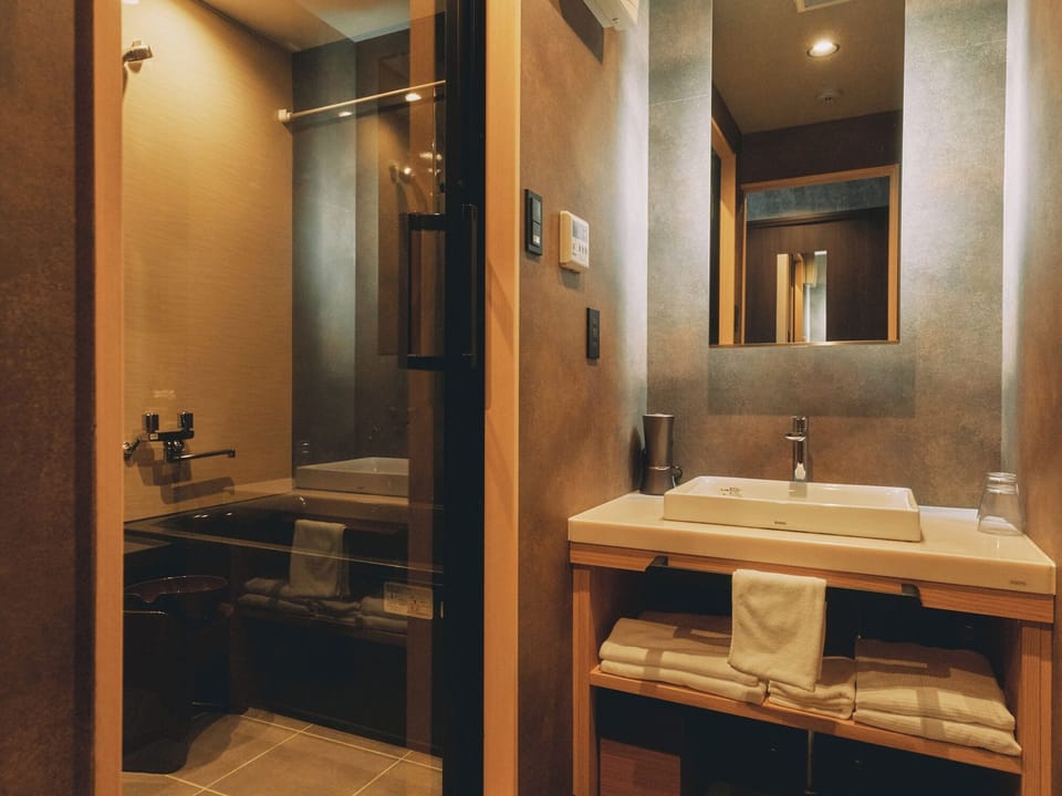 Junior Suite | Bathroom | Hair dryer, towels, soap, shampoo