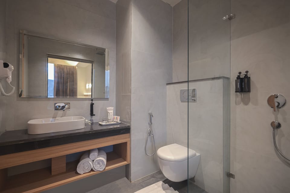Aura Classic | Bathroom | Towels, soap, shampoo, toilet paper