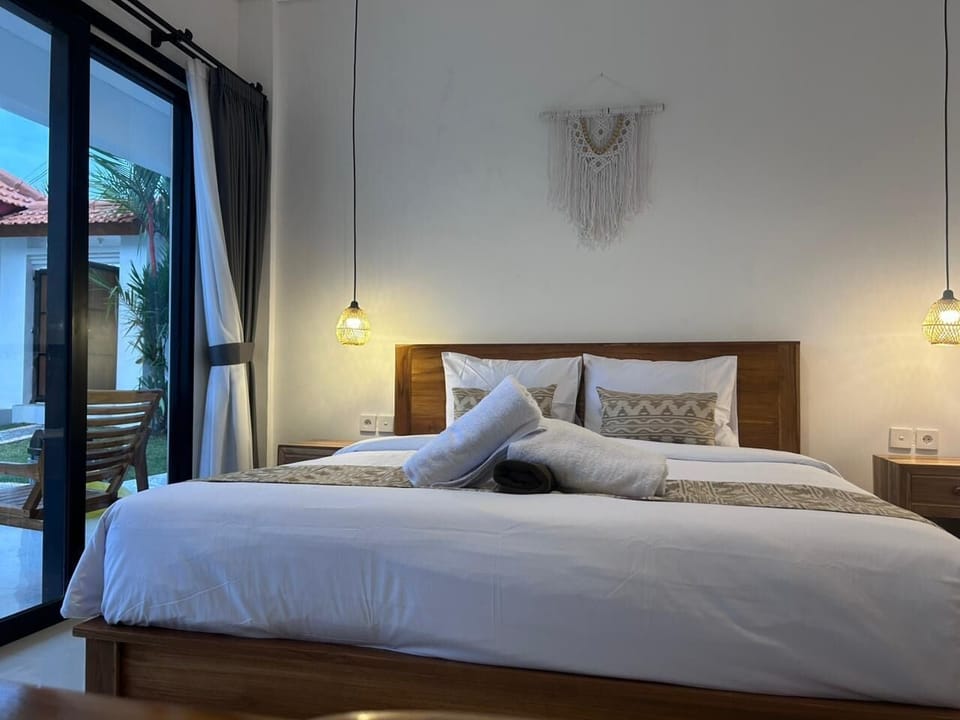 Deluxe Room, Garden View | Desk, laptop workspace, free WiFi