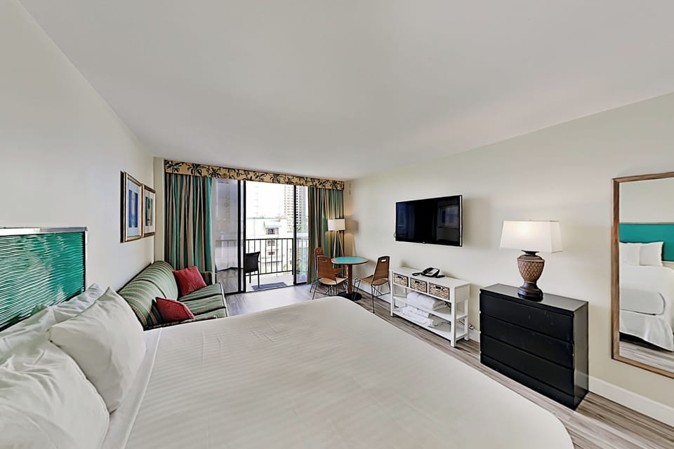 Spacious studio with King bed and additional queen sofa sleeper, flat screen TV, dinette 