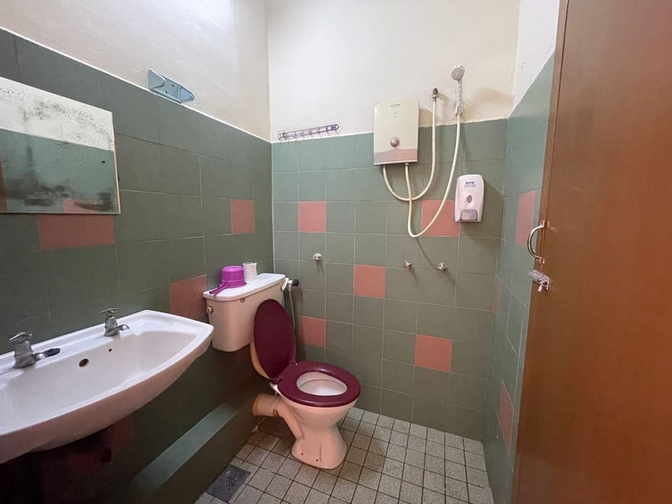 Shower, towels, soap, shampoo