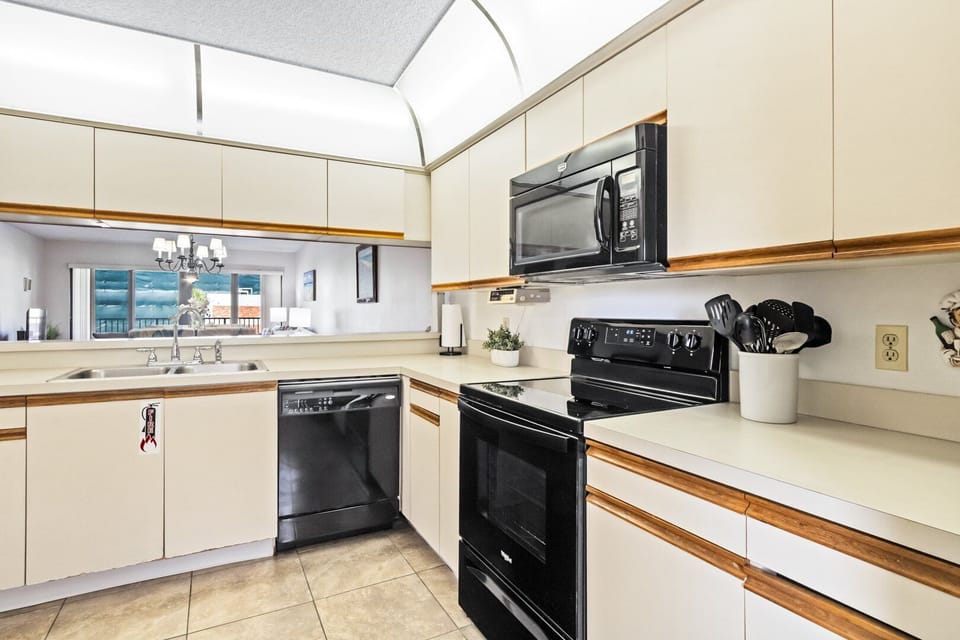 Fully equipped kitchen with everything you need and modern appliances