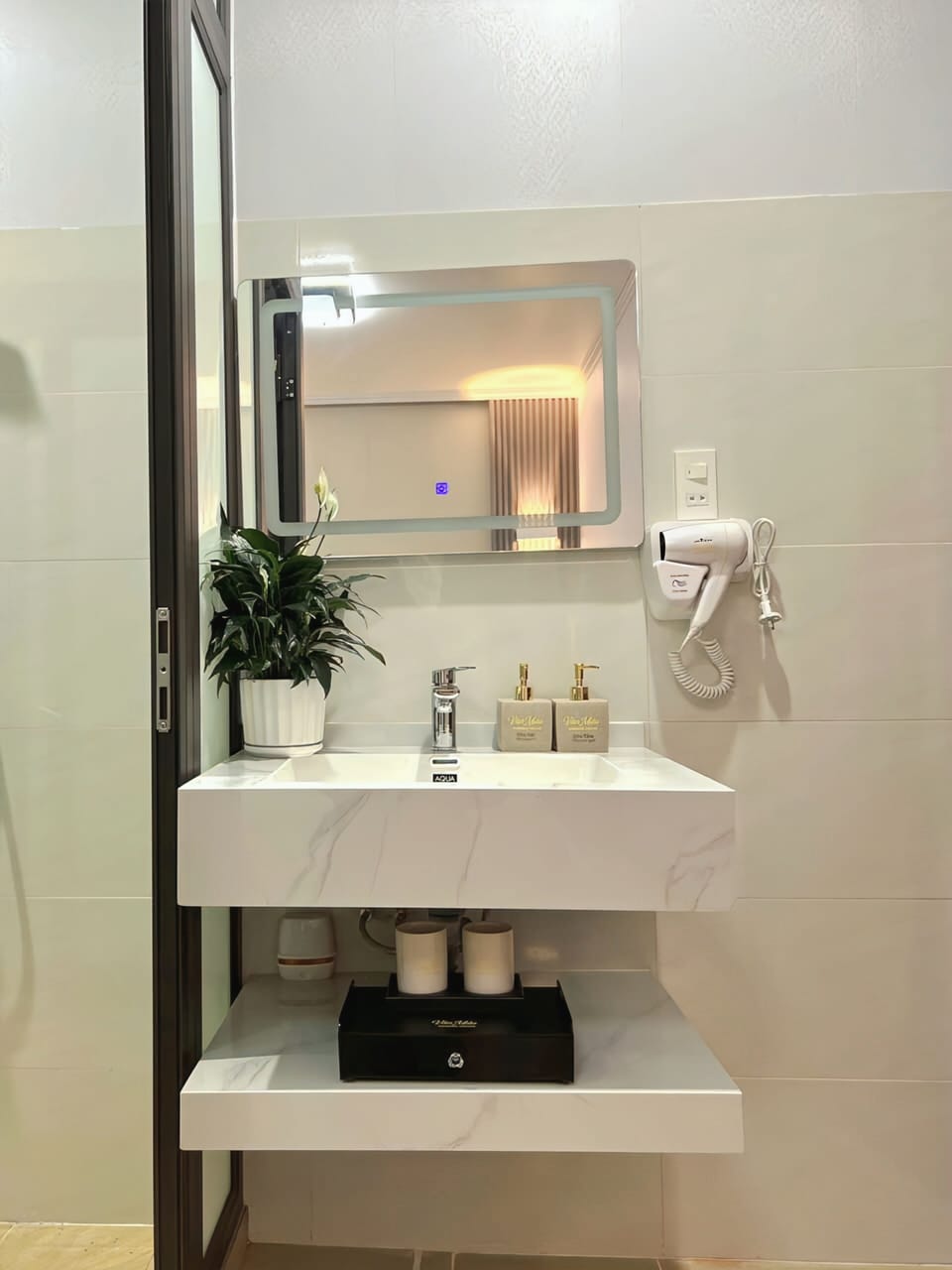 Deluxe Room, 1 Queen Bed | Bathroom | Shower, hair dryer, bidet, towels