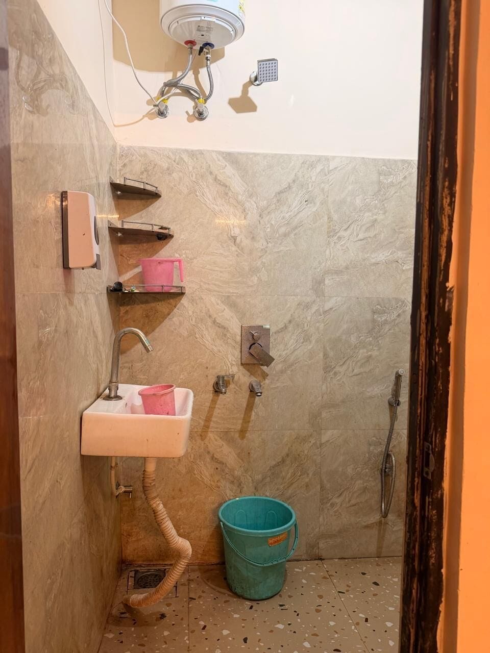 Deluxe Room | Bathroom | Shower, free toiletries, towels, soap