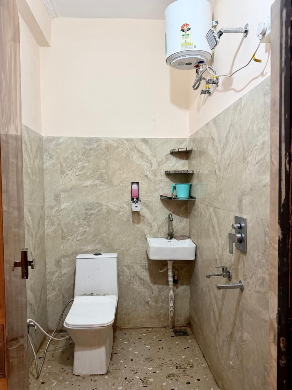 Deluxe Room | Bathroom | Shower, free toiletries, towels, soap