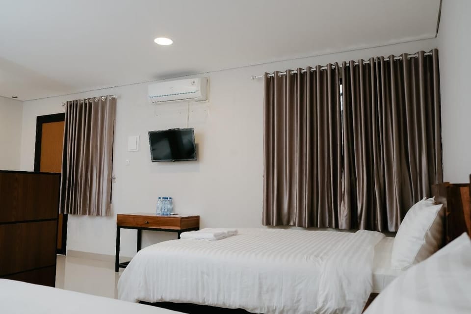 Family Quadruple Room | In-room safe, desk, laptop workspace, free WiFi