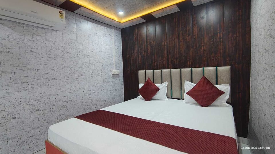Premium bedding, Select Comfort beds, free WiFi, bed sheets