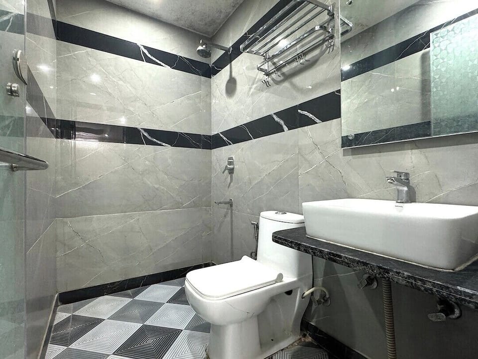 Deluxe Room | Bathroom | Shower, towels, shampoo, toilet paper