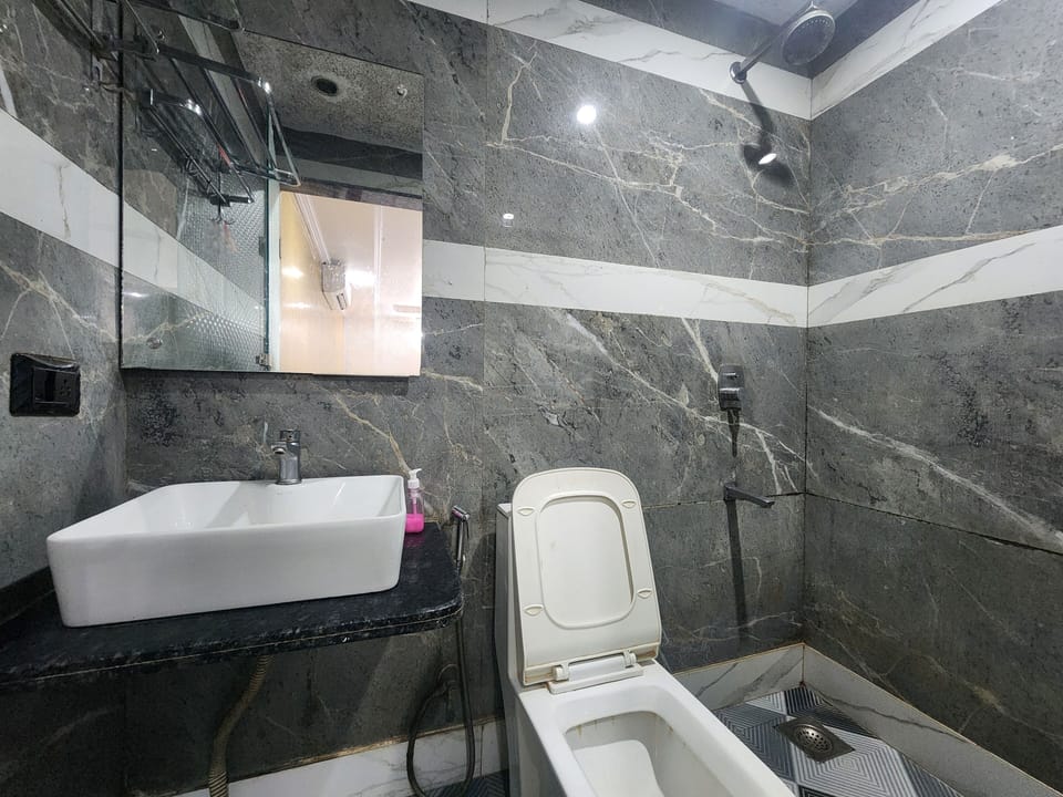 Shower, towels, shampoo, toilet paper
