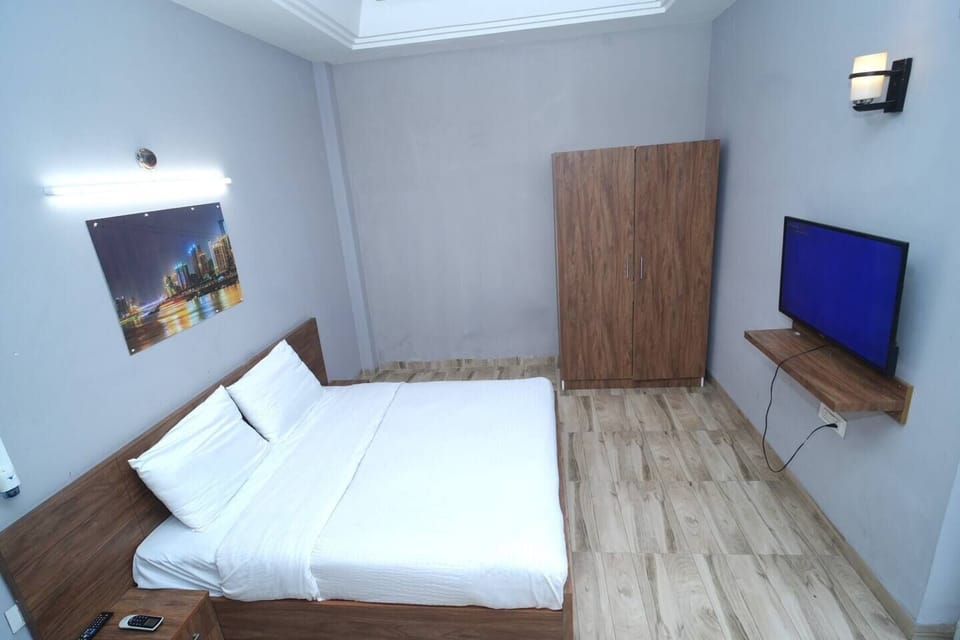 Luxury Room | Iron/ironing board, free WiFi