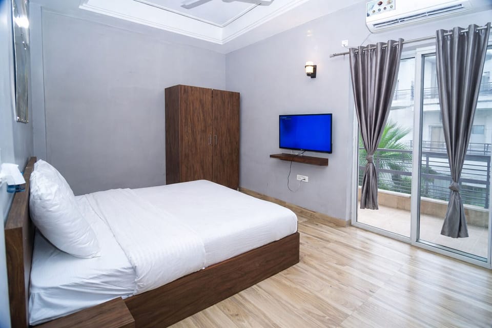 Luxury Room, Balcony, Garden View | Iron/ironing board, free WiFi