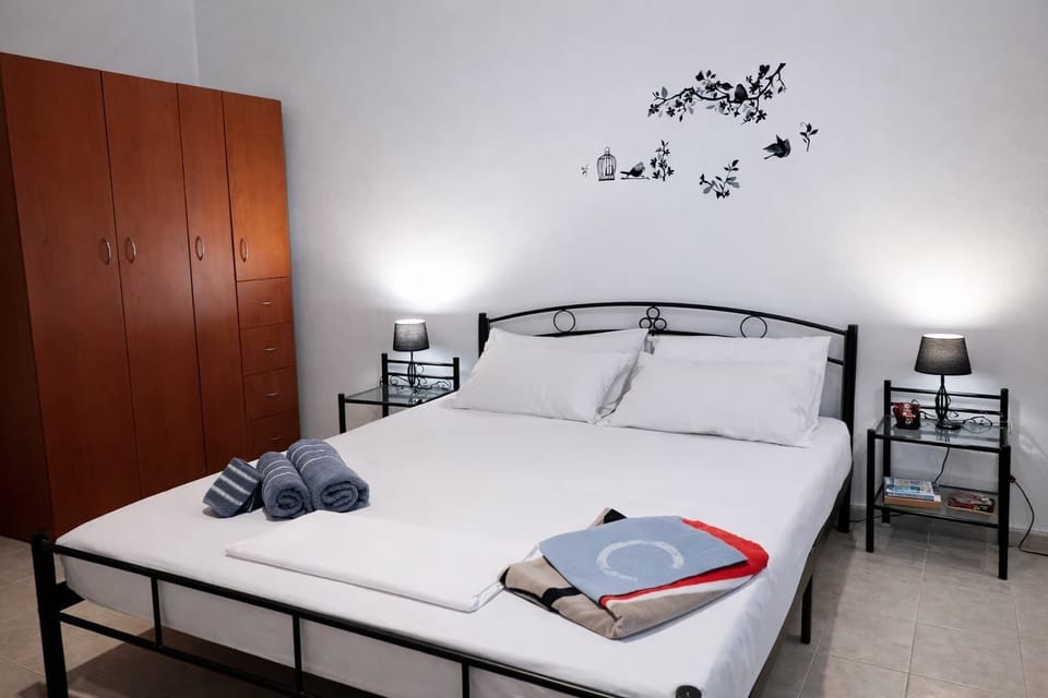 Bright Double Bedroom with Minimal Decor
Comfortable bedding and clean, simple styling.