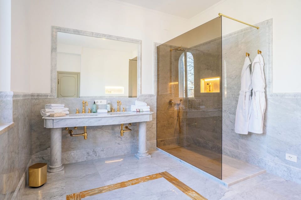 Deluxe Double Room, Courtyard View | Bathroom | Free toiletries, hair dryer, towels, soap