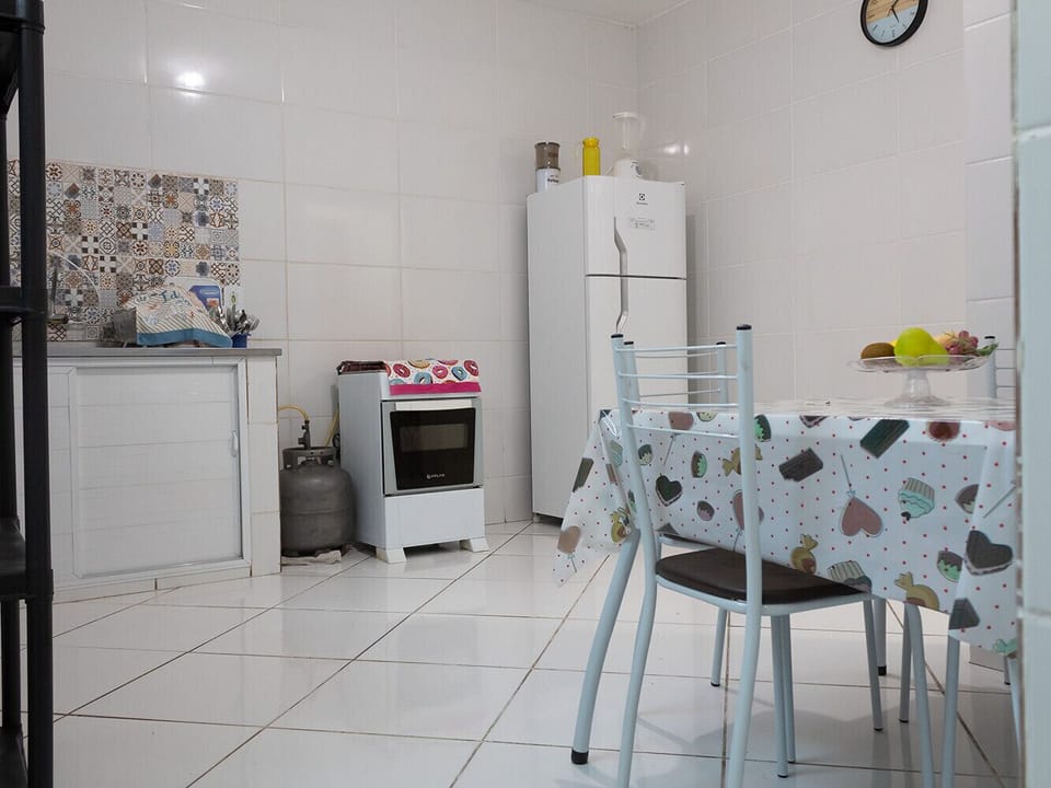 A cozinha está equipada com tudo o que você precisa para preparar refeições