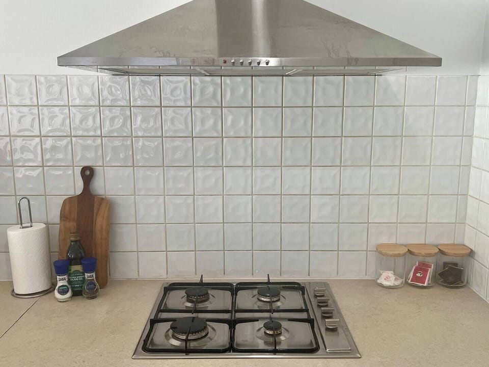 Whip up your favorite meals on this sleek four-burner gas cooktop, complete with a stainless steel range hood and complimentary seasonings
