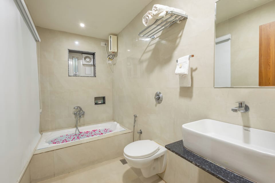 Super Deluxe with Bathtub | Bathroom | Towels, toilet paper