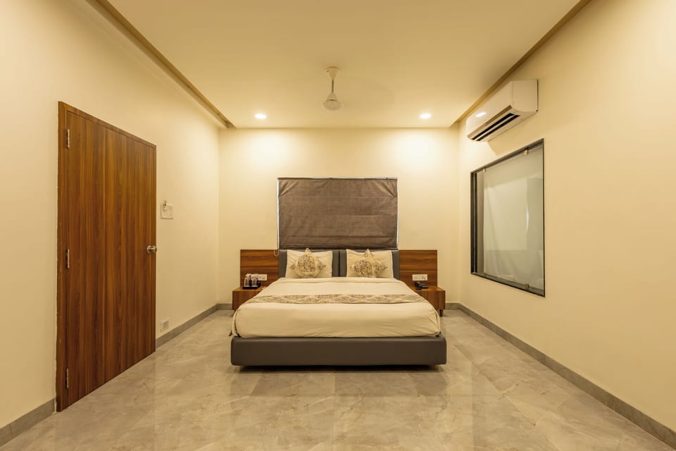 Super Deluxe with Bathtub | Desk, bed sheets