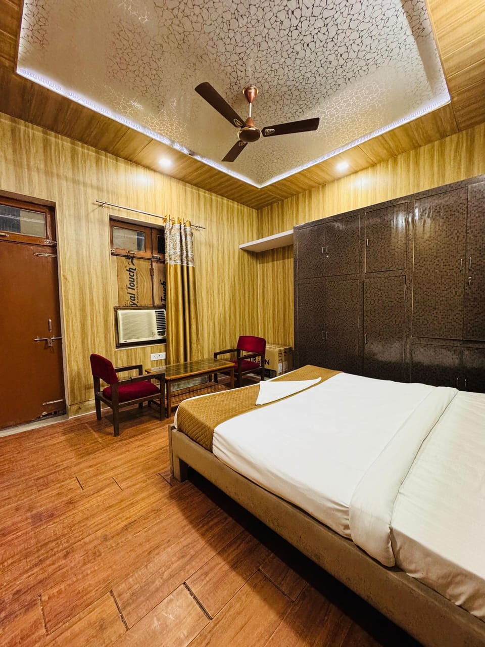 Deluxe Double Room | In-room safe, desk, laptop workspace, soundproofing