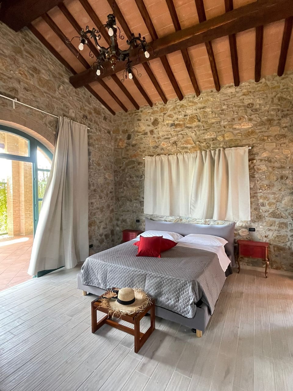 Luxury Suite, Private Pool | Bed sheets