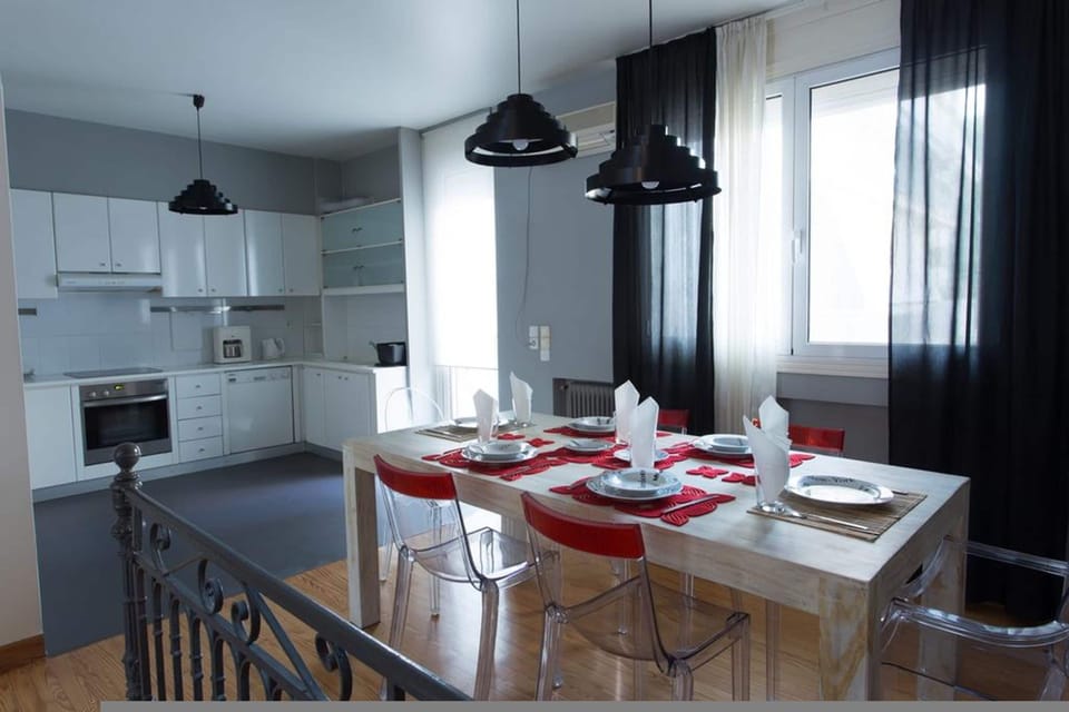 House | 2 bedrooms, desk