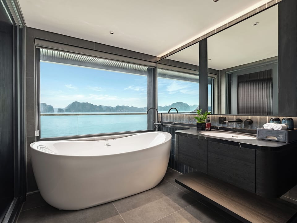 Honeymoon VIP Suite with Private Terrace (1 Extra-large Double Bed) | Bathroom | Separate tub and shower, free toiletries, slippers, soap