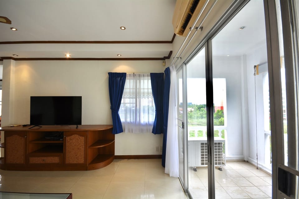 Apartment, 1 Bedroom, Smoking, Balcony | Living room