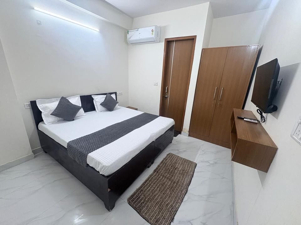 Double Room, Balcony, City View | Desk, laptop workspace, blackout drapes, soundproofing