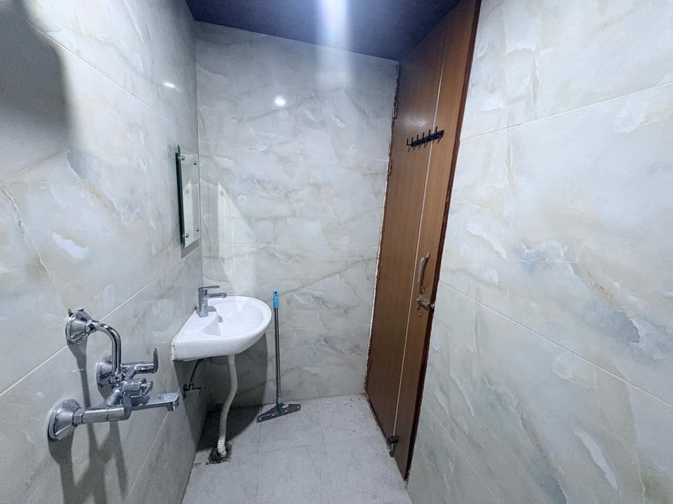 Double Room, Balcony, City View | Bathroom | Shower, free toiletries, hair dryer, slippers