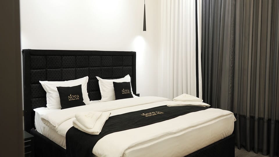 Luxury Room | Premium bedding, down comforters, Select Comfort beds, minibar