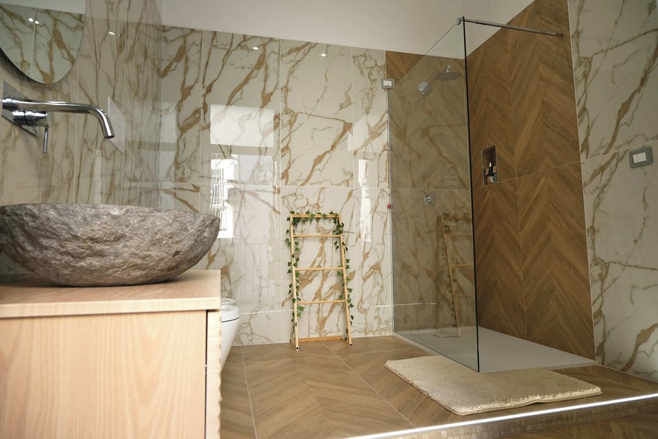 Comfort Double Room, Balcony | Bathroom | Shower, rainfall showerhead, hair dryer, bidet