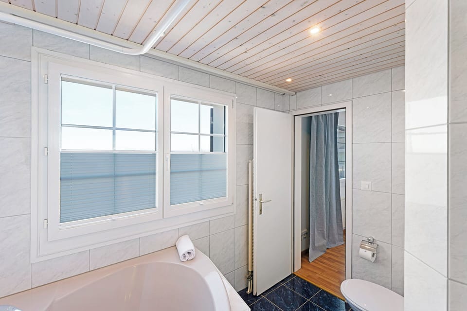 Comfort Double Room | Bathroom | Hair dryer, towels, soap, shampoo