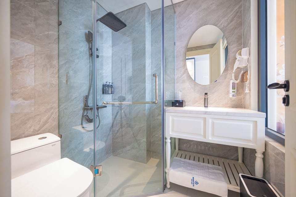 Deluxe Double Room, Courtyard View | Bathroom | Free toiletries, hair dryer, slippers, towels