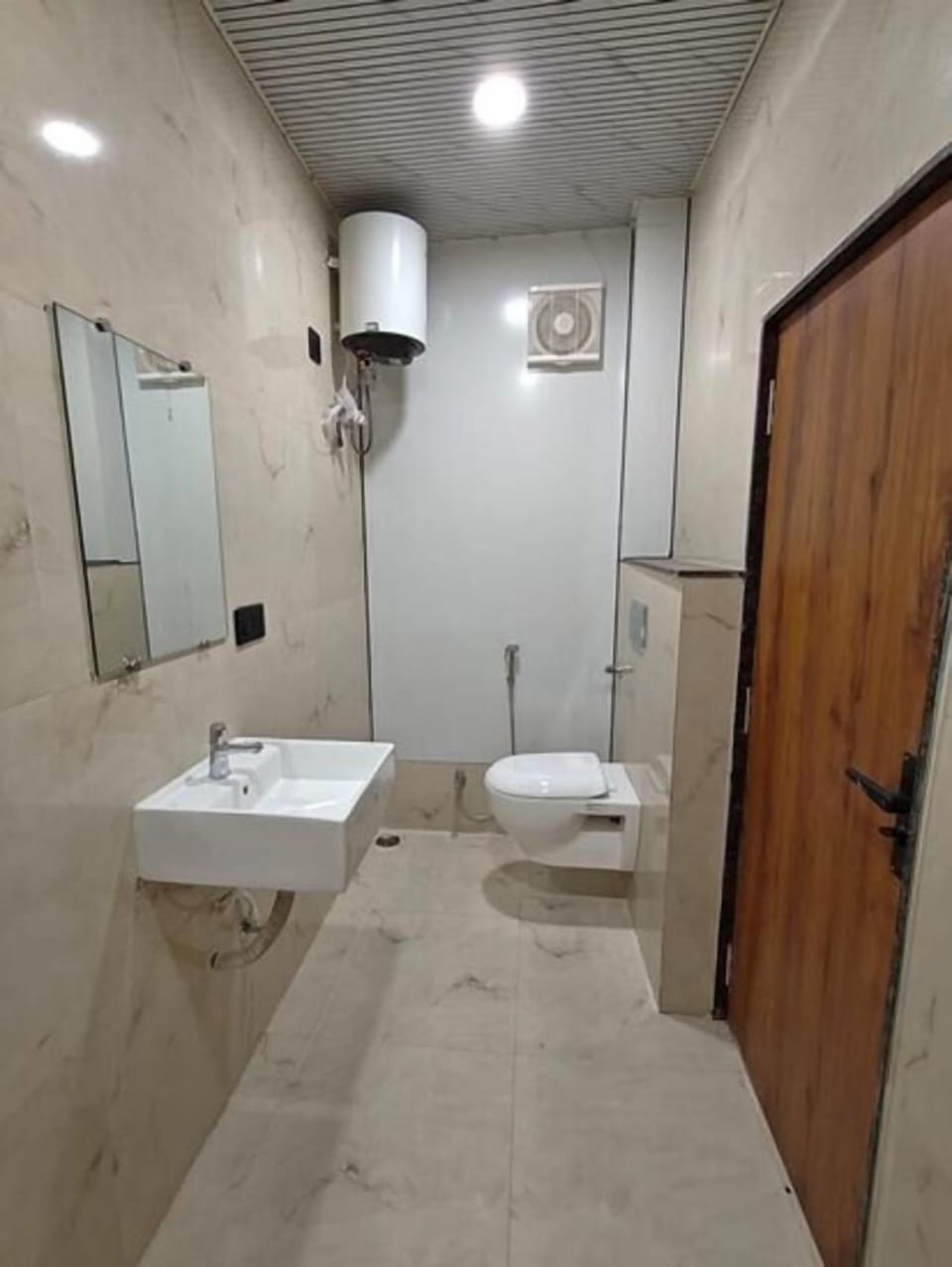 Premium Room | Bathroom | Free toiletries, towels, soap, shampoo
