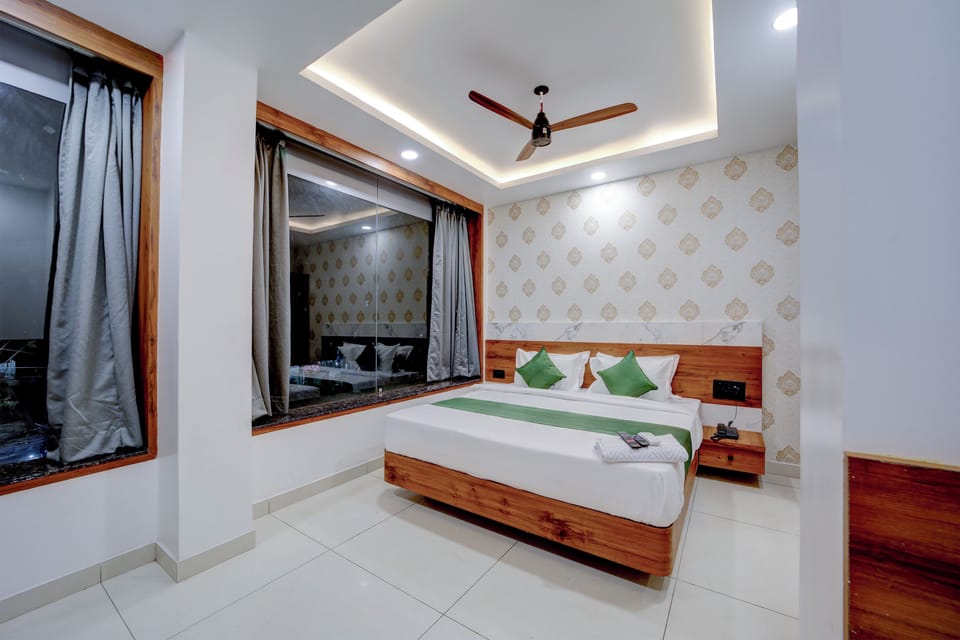 Premium Room | Laptop workspace, WiFi (free)