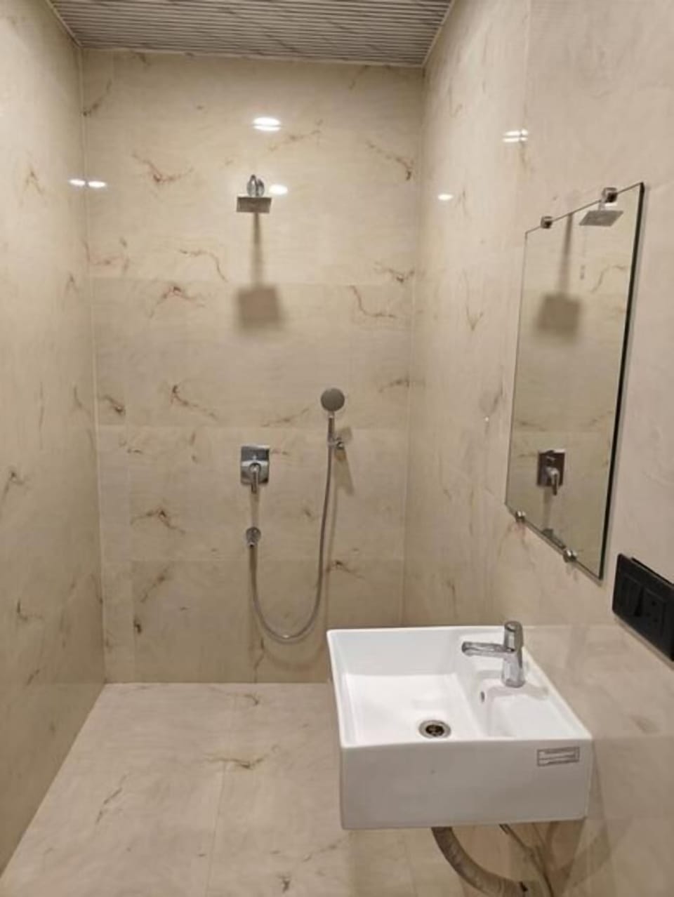 Deluxe Double Room | Bathroom | Free toiletries, towels, soap, shampoo