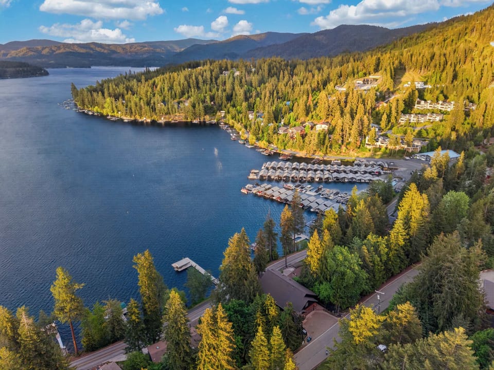 A quick jaunt via kayak, jet ski, or boat ride to the Hayden Lake Marina. 