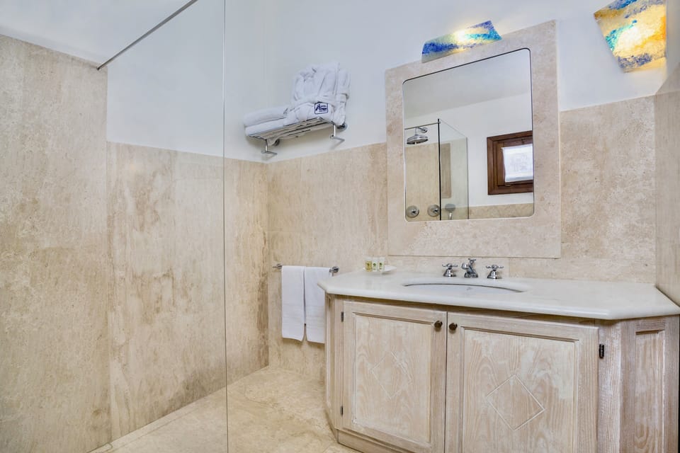 Deluxe Double or Twin Room | Bathroom | Hair dryer, bidet, towels, toilet paper
