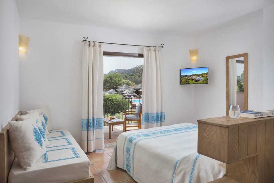 Deluxe Double or Twin Room | Minibar, in-room safe, free cribs/infant beds, free WiFi