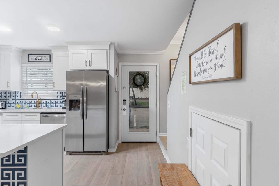 House, 1 King Bed with Sofa bed (Summer Lake 15- Shore to Please) | Private kitchen