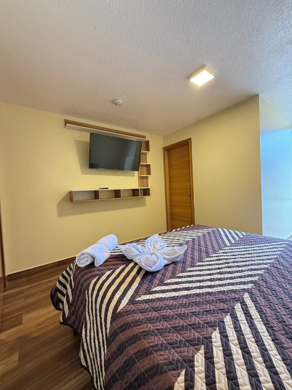Comfort Double Room, Courtyard View | Desk, laptop workspace, WiFi (free), bed sheets