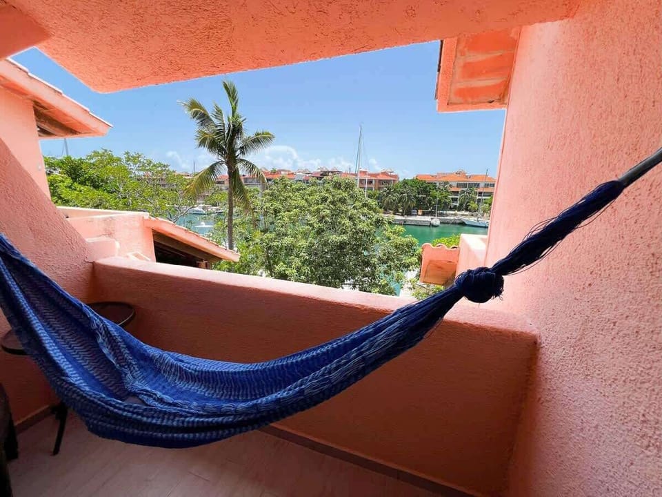 Tómate un momento para ti: la hamaca privada te invita a leer, descansar o simplemente disfrutar la calma mientras contemplas la marina