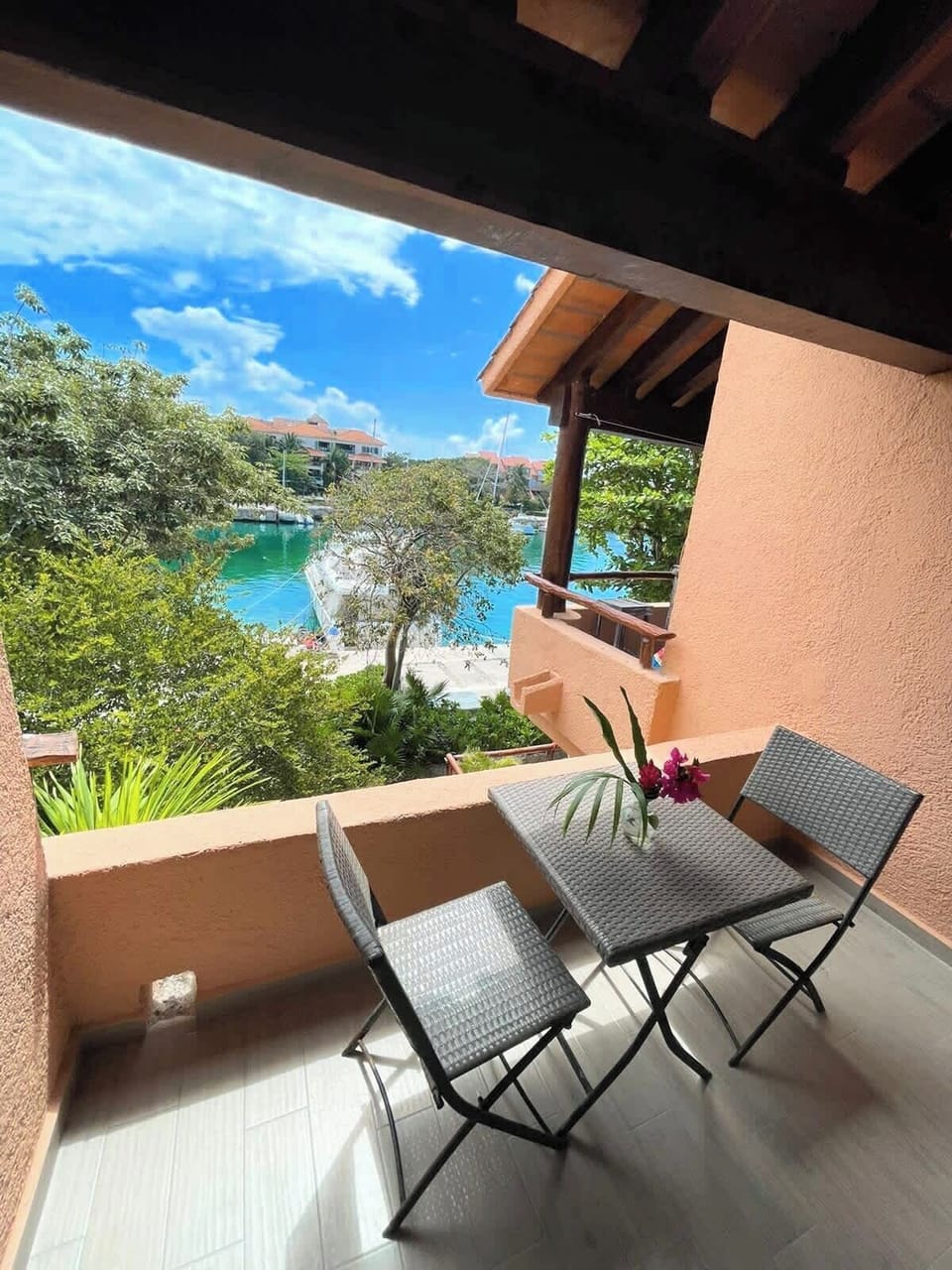 “Disfruta desayunos y cenas románticas en tu terraza privada con vista a la marina, perfecta para parejas.”