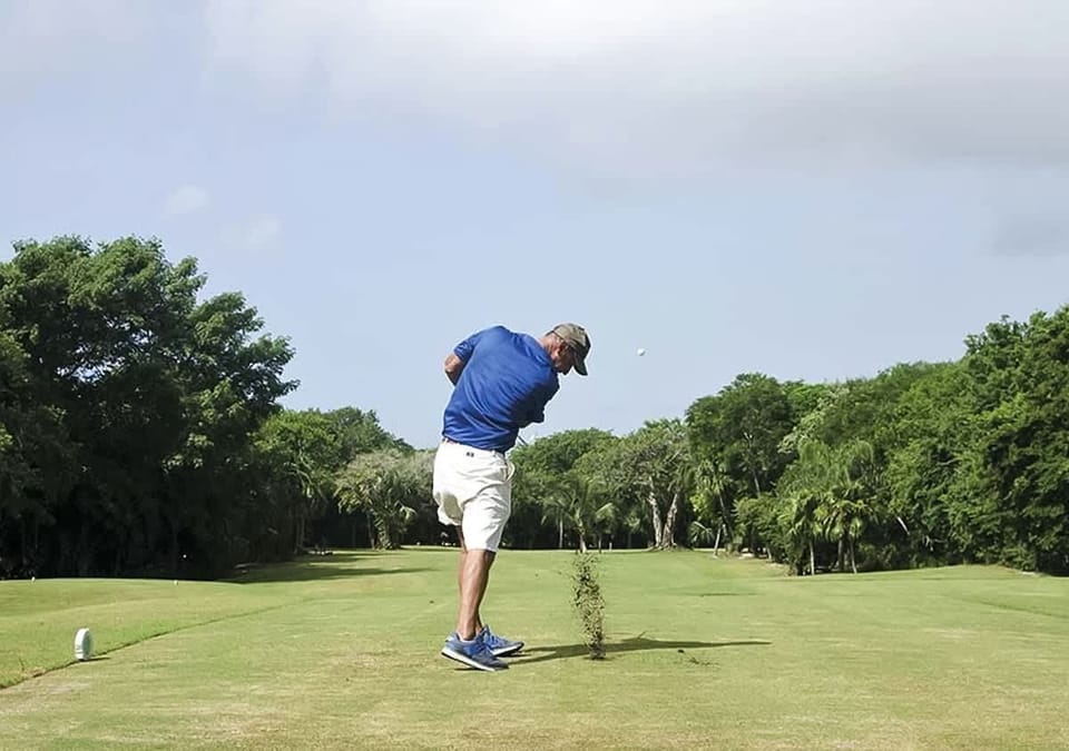 “Practiquen juntos en el exclusivo campo de golf de Puerto Aventuras, rodeado de naturaleza tropical.”