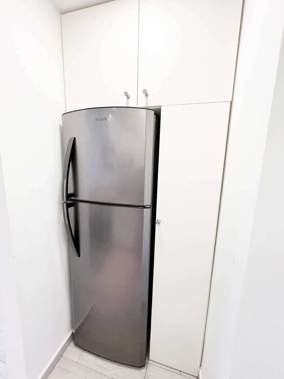 “Refrigerador de tamaño completo con amplio espacio para estancias largas o cenas caseras en pareja.”