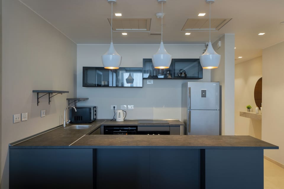 Comfort Apartment, 2 Bedrooms, City View, Executive Level | Private kitchen | Full-size fridge, microwave, oven, stovetop