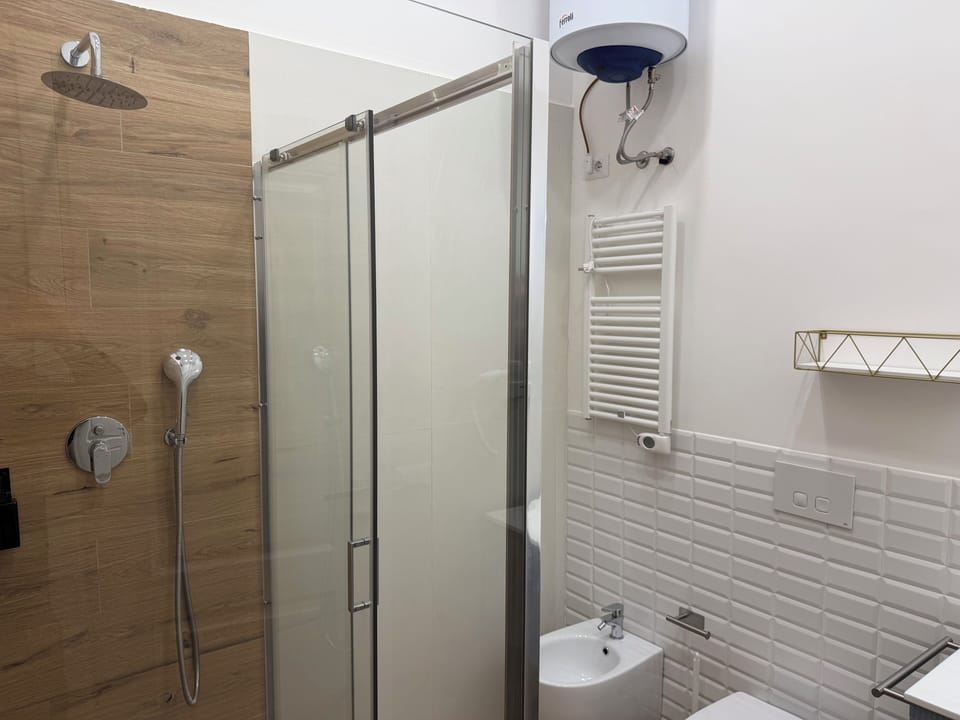 Deluxe Townhome, Patio | Bathroom | Shower, hair dryer, bidet, towels