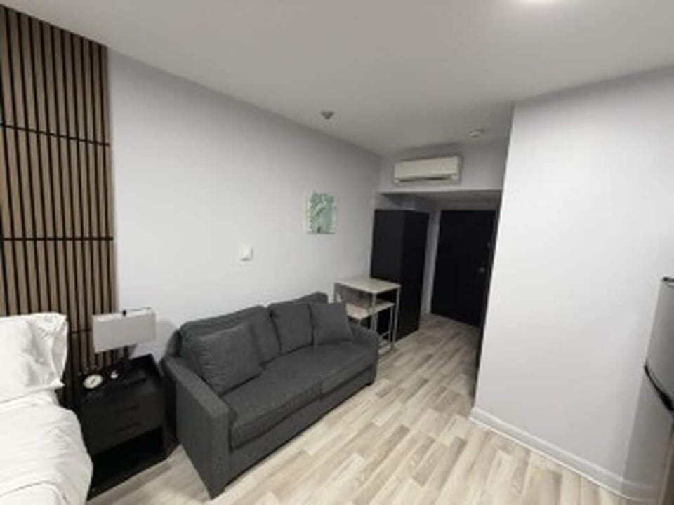 Deluxe Studio, 1 Queen Bed, Kitchen | Living area | Flat-screen TV, streaming services