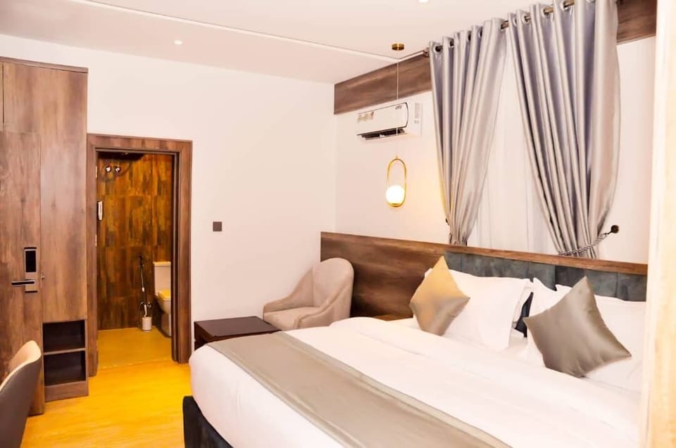 Executive Suite, City View | In-room safe, desk, laptop workspace, blackout drapes