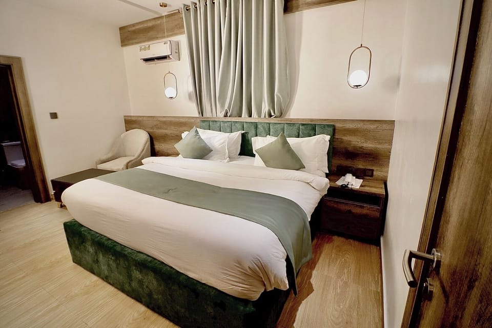 Deluxe Single Room | In-room safe, desk, laptop workspace, blackout drapes
